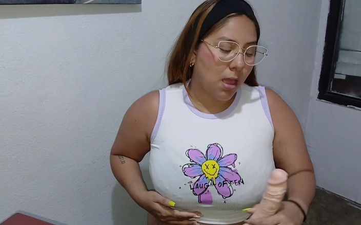 SugarPose: Zafiro chupa un consolador y juega con ella