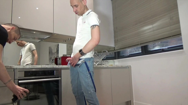 CREAMPIE SESSION IN JOCKSTRAP: Jess zonder condoom geneukt in Londen door Skinn in jockstrap