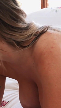 Agente immobiliare falso gabbie carter sbottona e seduce il proprietario di casa divorziato con grandi tette sborrata in faccia
