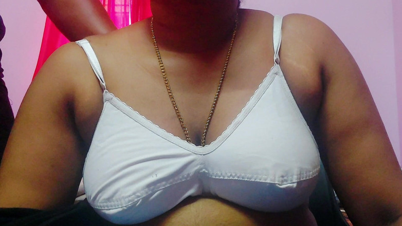 Desi Mohini: デジ継母モヒニが完璧なおっぱい熟女とロマンスを交わす