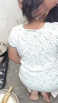 Saya mengongkek ibu tiri saya di dapur