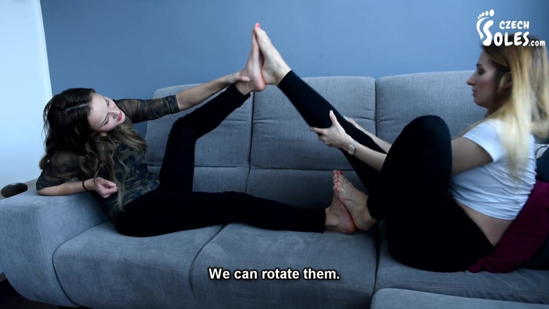 Czech Soles - foot fetish content: สองสาวติดเท้าเปลือยเซ็กซี่ของกันและกัน!