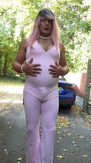 Kellycd2022: Crossdresser Kellycd2022 trong bộ đồ jumpsuit và giày cao gót màu...