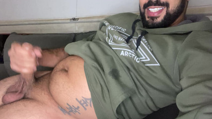 Licking me with pleasure: Vousatý velký penis si honí a rozmazává se spermatem