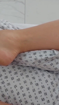 Isteri blonde matang amatur menyembah kaki dan badan