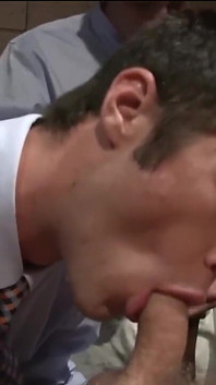 Kamarádi na koleji se navzájem sdílejí v gangbangu ve Frat