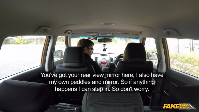 Fake Driving School: Fake Driving College - Kiki คนสวยอมควยในเบาะหลังเพื่อบทเรียนขับรถที่ถูกกว่า