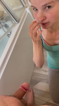 Blonde freundin gibt blowjob