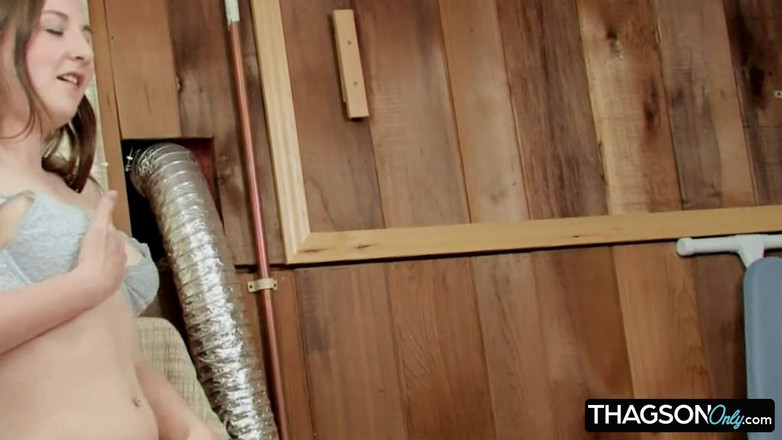 THAGSON ONLY: Sıska esmer hatun çamaşır makinesinde kendini parmaklıyor