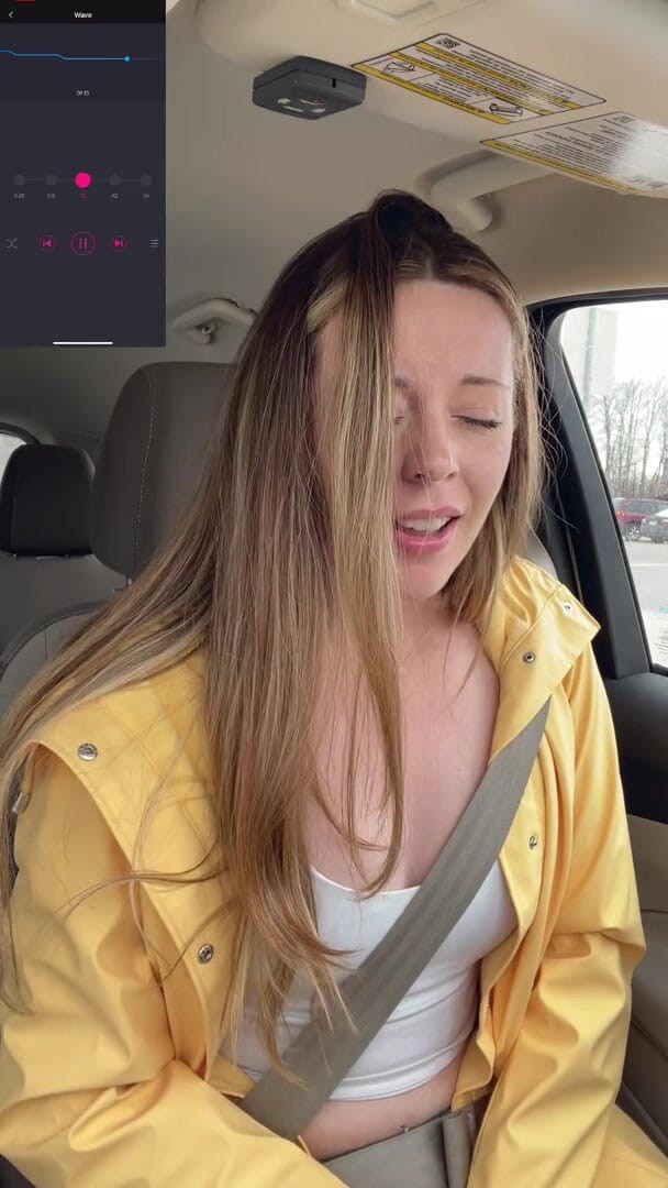 Nadia Foxx: Dankbaar voor mijn regenjaskut, mijn poesje giet! Regenachtige dag Starbucks...