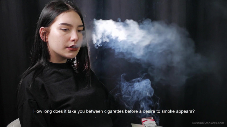 Russian Smokers: युवा काले बाल वाली धूम्रपान करने वाला साक्षात्कार - शांत आवाज, गहरी सांस, ईमानदार लत बात