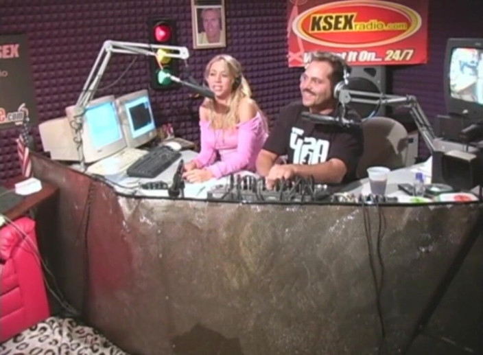 The Classic Archives: Ella parece ser excitada por la transmisión en vivo