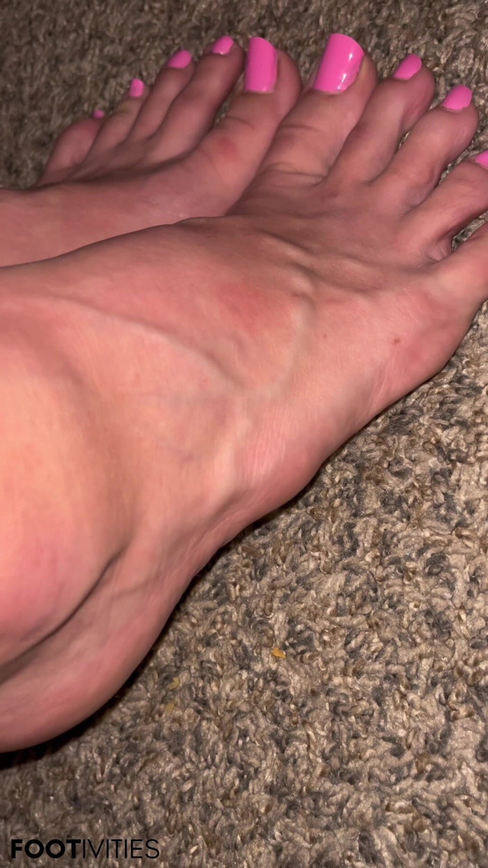 footivities: 淋浴后的静脉脚 - 由常春藤脚足部默默挑逗