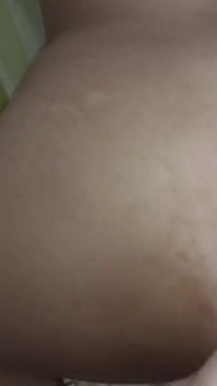 Nalgona potřebuje péro do svého těsného zadku