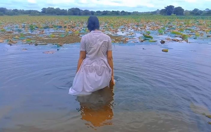 Shalani Piyumali: デジガール、デジガールホットでセクシーなビデオ、部屋で楽しんでいる女性、アシヤンカレッジ。