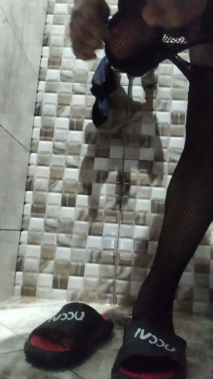 FlirtyAlien: Sissy gay crossdresser lagi asik masturbasi pakai gaun seksi