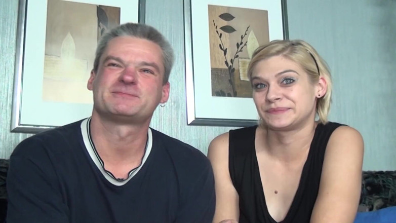 Deutscher hardcore: Gagica germană sexy se bucură de sex în trei cu tipi...