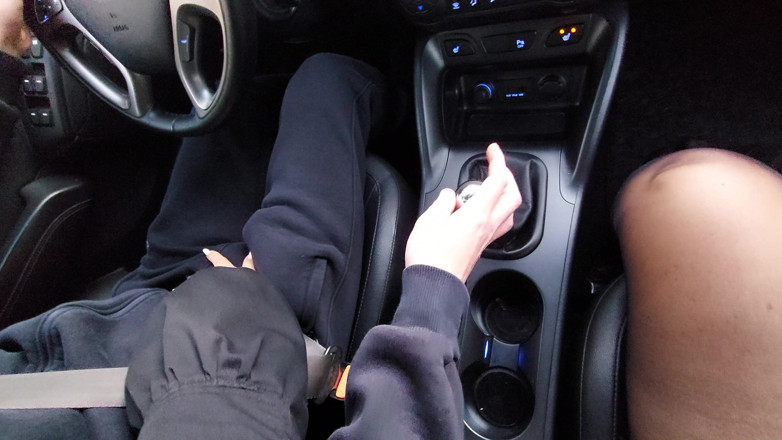 Step Mommy: Stiefmutter in Nylons auf einer autofahrt mit stiefsohn