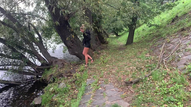 Claudia Macc: Kencing luar -