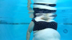 BBW nurse Vicki adventures with friends: Guarda Bella Donna Infermiera Vicki Fare Esercizio in Piscina Con...