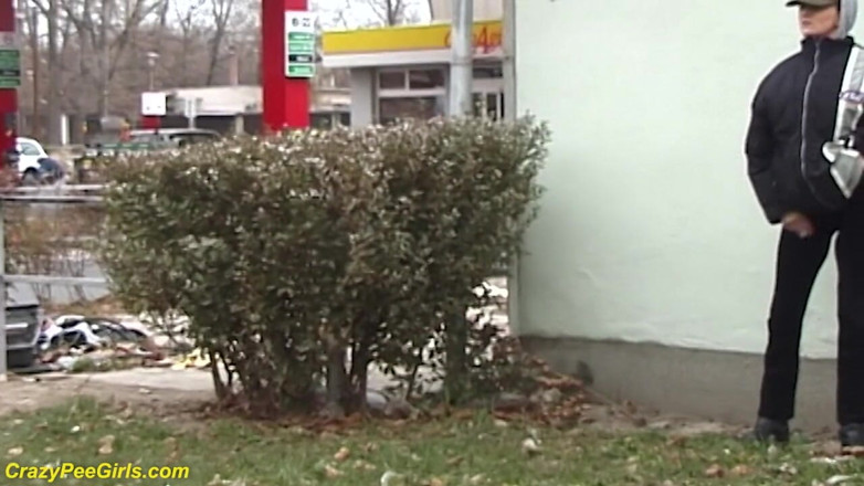 Crazy pee girls: Chica loca meando al aire libre