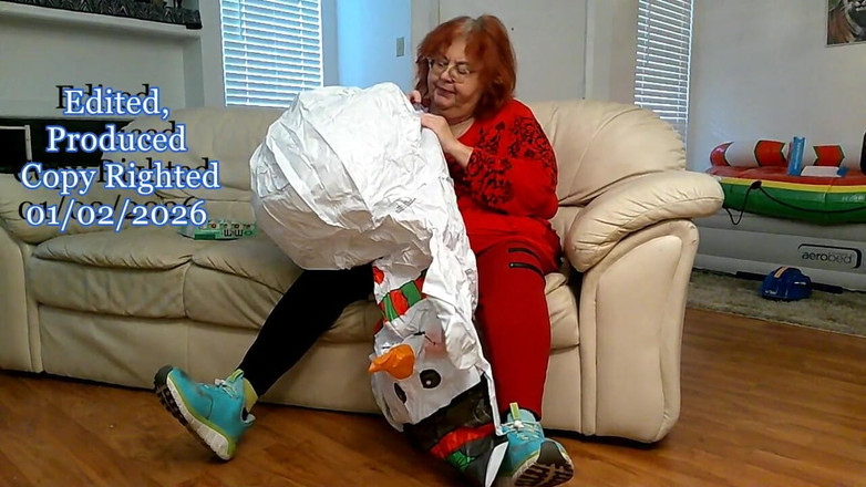 BBW nurse Vicki adventures with friends: BBW mogen rödhårig sjuksköterska Vicki blåser upp uppblåsbar snögubbe för...