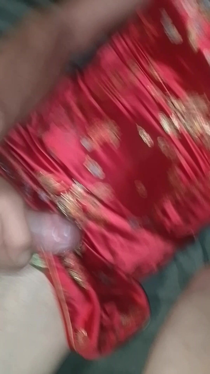 Leatransteen: Lars Damberger se masturba con un Asia Cheongsam rojo