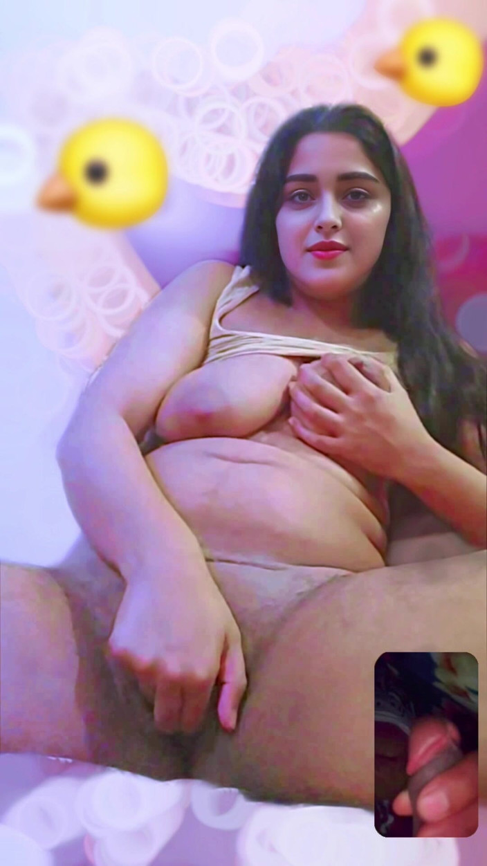 Your_aisha: デシ・インディアンの女性が指で愛撫し、ビデオ通話で胸を見せる様子