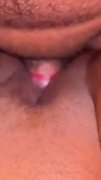 Když desi zralá uvízla pod postelí, pomůžu jí análním šukáním