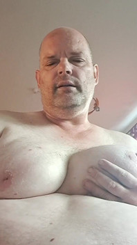 Ta coura prostě nemůže odtrhnout ruce od svých prsou