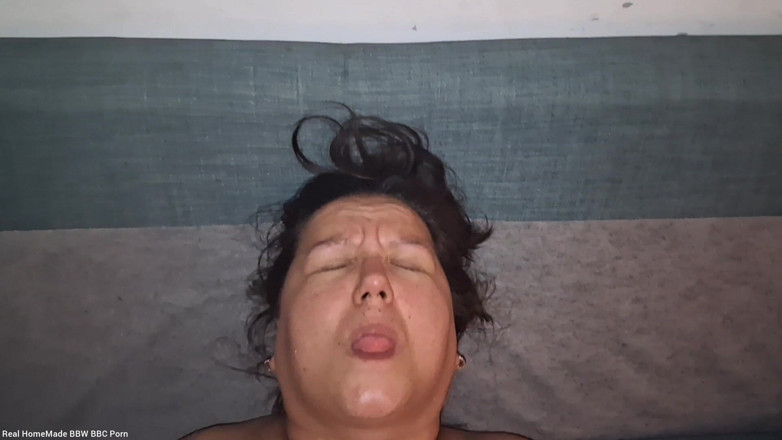Real homemade BBW BBC porn: BBCが私の毛深いピンクの太い膣を激しく突く、ミッションaryで喘ぎながらオーガズム
