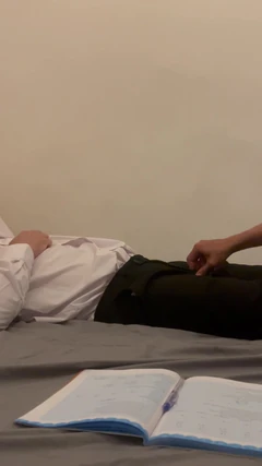 교사와 학생. 큰 핫한 정액으로 어린 학생 핸잡에서 처음으로 도움의 손길을 따먹는 늙은 교사
