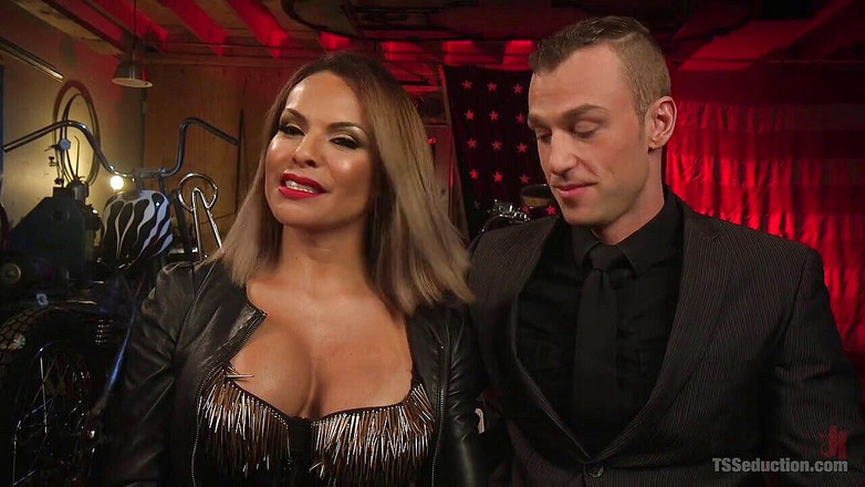 Kink TS: Foxxy îți face motorul să meargă!