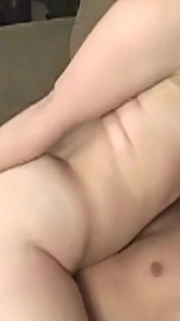 ブロンドの美女が足で大きく伸びるワイルドなフェティッシュセックス