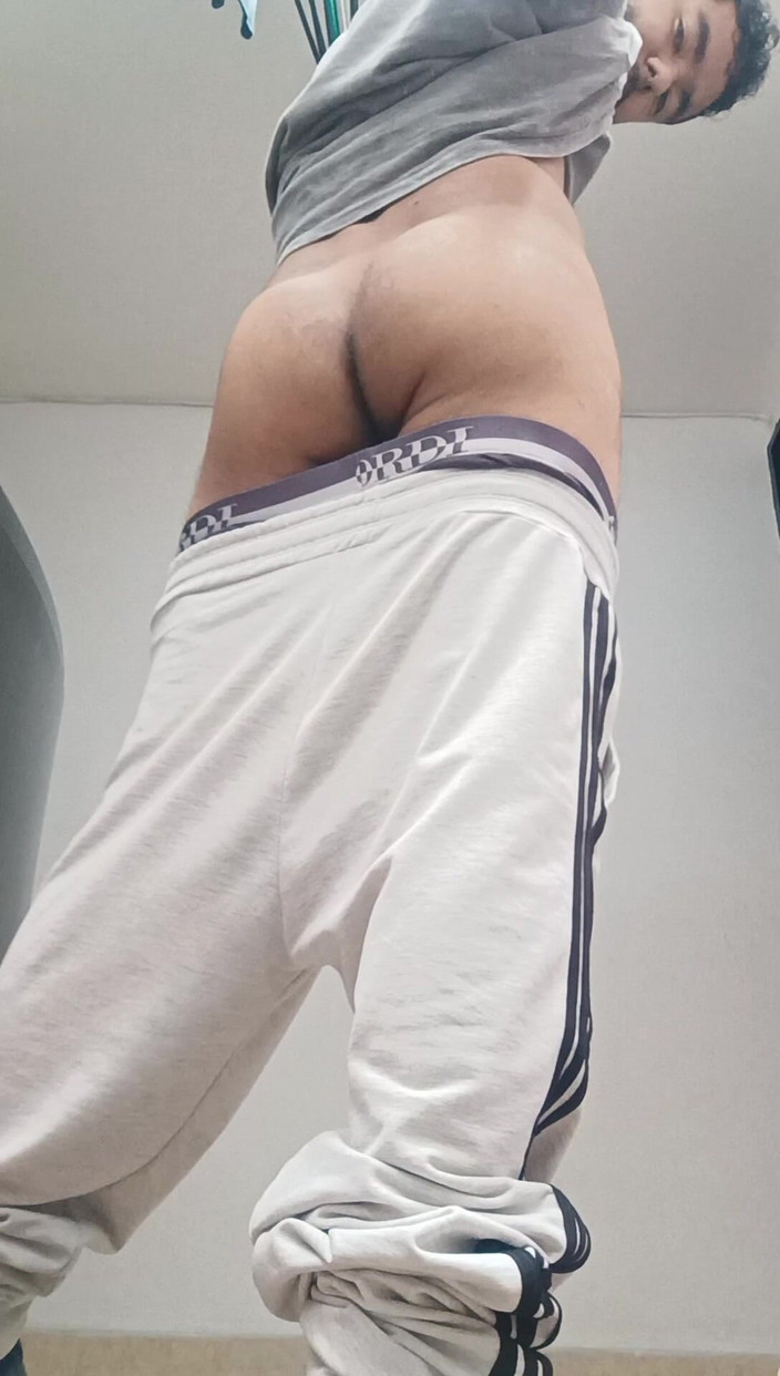 Tommhot: 자위하고 마당에서 신음하고 더티 토크