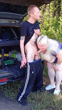 Im park ficke ich meine nachbarin im doggystyle, dann in ihren mund und komme zweimal in eine minute