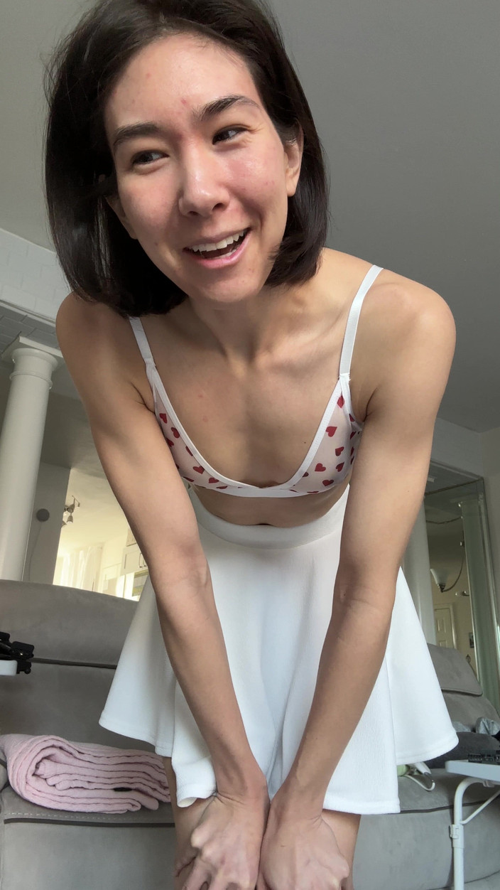 Ms_Emmy_Lynn: Pura mini saia de sutiã, calcinha vermelha, câmera lenta provocação