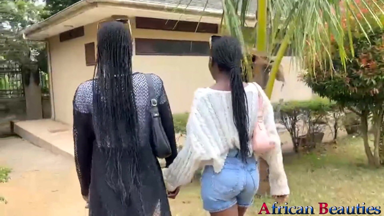 African Beauties: Две лесбийские милашки трахаются с дилдо в публичном парке