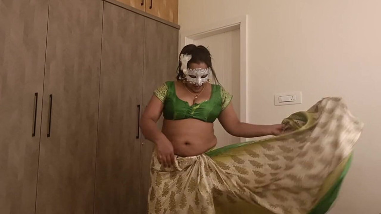 Spandana_Sweety: विशालकाय सुन्दर औरत हस्तमैथुन करती है