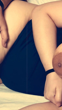 Geile stiefzoon deelt bed met stiefmoeder, hij neukte haar langs achteren als een bull en verpestte haar poesje terwijl grote tieten stuiteren