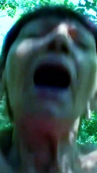 Bunicuța slabă iese la plimbare cu nepotul ei vitreg și se fute în tufișuri