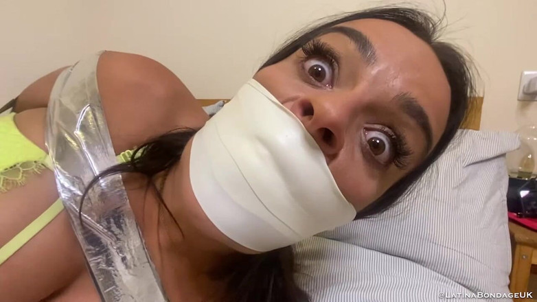 Latina Fetish: Bella latina filmata legata e nastro avvolta per il tuo...