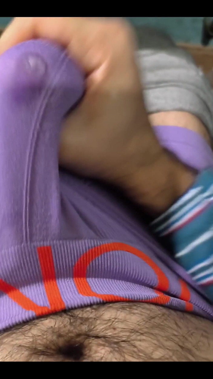 The girls' cave of fear: Während seine Boxer an sind, schau zu, wie die Milch...