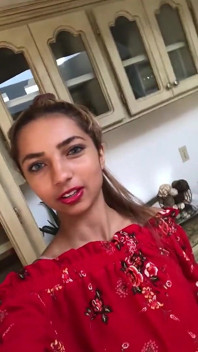 Rating : 7/10, Paris Niya, 18 ans, a besoin d’une nouvelle voiture et j’ai besoin de cul