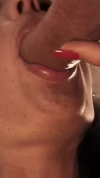 La ragazza sexy succhia e scopa