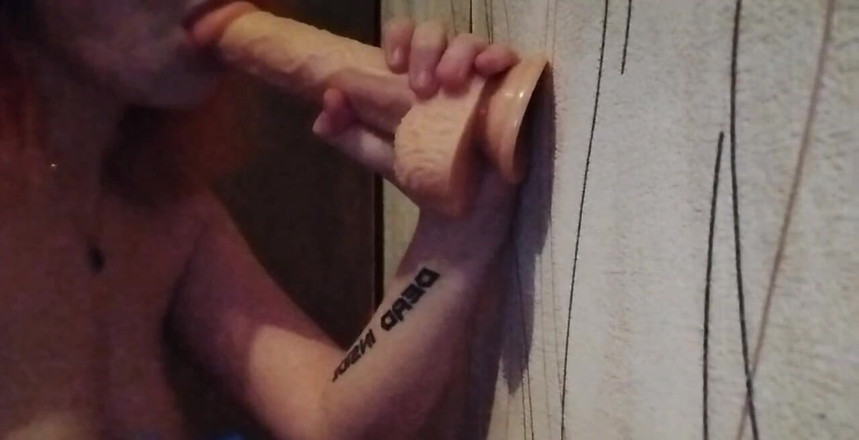 Miss_Kaprizzz19: Una ragazza timida sta succhiando un cazzo, ti piace il...