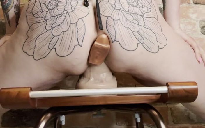Slave Gigi: Jazda ogromny dildo z wtyczką nadziewaną w luźny świnka tyłek