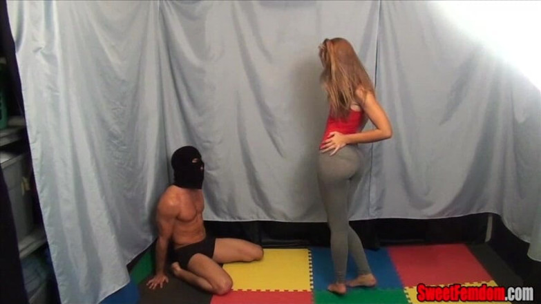 SweetFemdom: Alexis donne des couilles bleues et des couilles douloureuses
