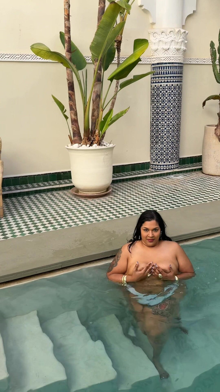 Zozonicoco: Awek montel twerking di kolam berkelip air dengan pantat besar....