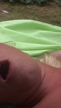 Gruppensex mit Angel Long und Cindy Behr, zwei MILFS mit rasierten muschis genießen schreien vor vergnügen, während sie mehrere schwänze ficken